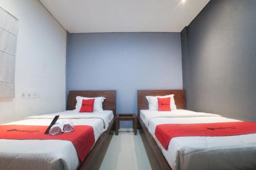 Ein Bett oder Betten in einem Zimmer der Unterkunft RedDoorz Plus near Green Pramuka Square Mall