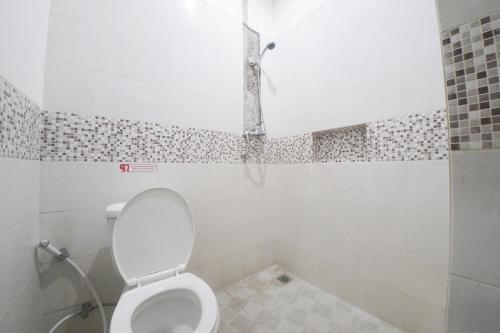 Ein Badezimmer in der Unterkunft RedDoorz Plus near Green Pramuka Square Mall