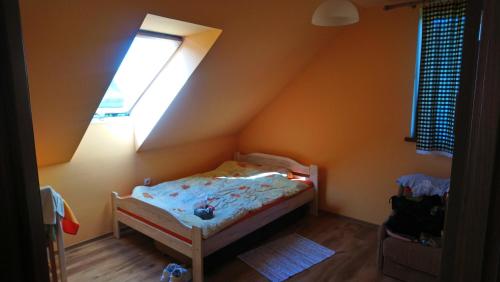 ein kleines Schlafzimmer mit einem Bett und einem Fenster in der Unterkunft Widok Tresna in Tresna