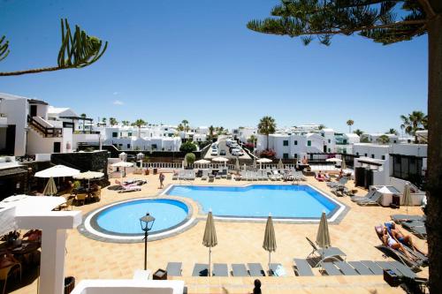 a view of a large swimming pool in a resort at Club Oceano in Puerto del Carmen
