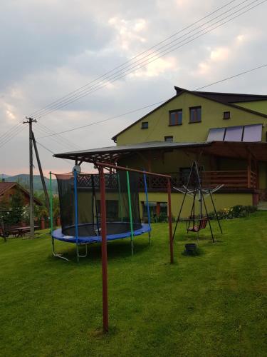 ストリシャバにあるsunset view houseの家の隣の庭遊び場