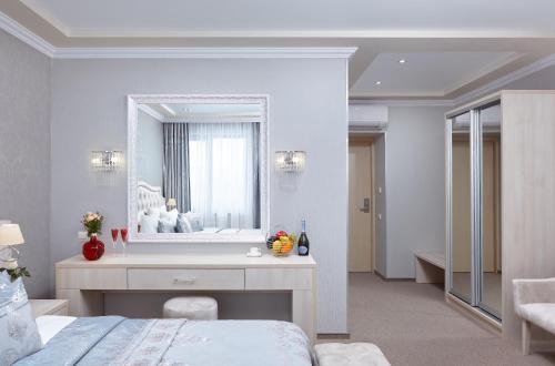 um quarto com uma cama e um espelho grande em Granat Hotel em Níjni Novgorod