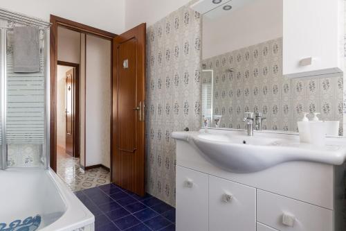 une salle de bain avec un lavabo, une baignoire et une douche dans l'établissement A Kasa di Deia', à Gaète