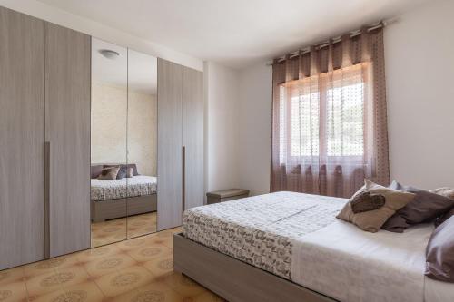 une chambre avec un lit et un grand miroir dans l'établissement A Kasa di Deia', à Gaète