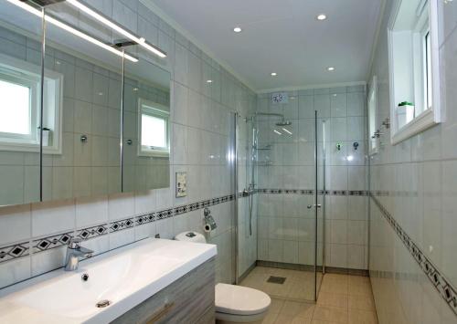 エイドフィヨルドにあるFjordperlenのバスルーム(シャワー、洗面台、トイレ付)