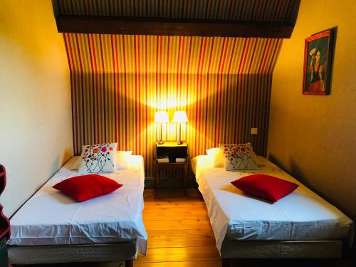 Ένα ή περισσότερα κρεβάτια σε δωμάτιο στο Le Donjon d'Anthon