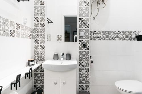 克拉科夫Cosy Place - LoftAffair的一间白色浴室，配有洗手池和马桶