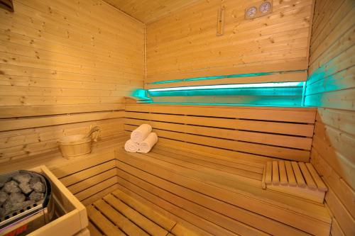 a wooden sauna with a bench and a tub at Grand Podhale Resort&Spa Zakopane - Jacuzzi - Sauna fińska i Łaźnia parowa - Widok na Tatry in Zakopane