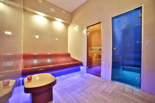 a bathroom with a tub and a sink and a shower at Grand Podhale Resort&Spa Zakopane - Jacuzzi - Sauna fińska i Łaźnia parowa - Widok na Tatry in Zakopane
