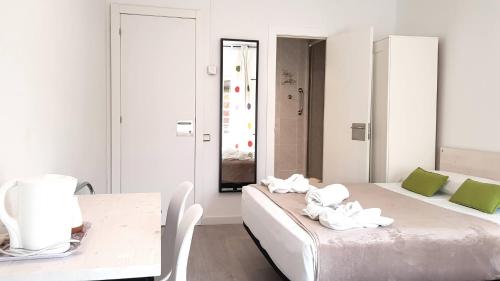 Katil atau katil-katil dalam bilik di Hostal la Palmera