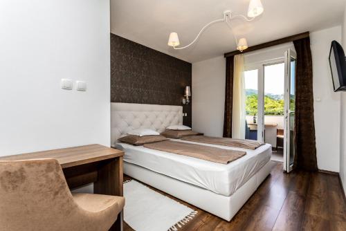 Un pat sau paturi într-o cameră la Bed & Breakfast Došen IV
