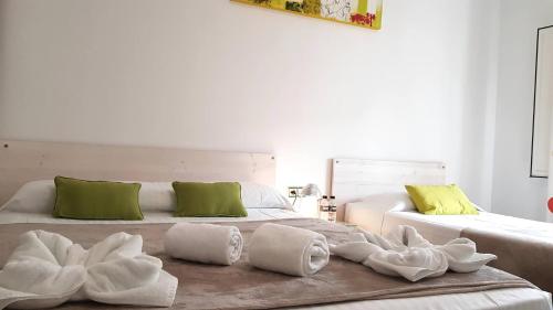 Katil atau katil-katil dalam bilik di Hostal la Palmera