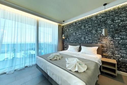 A bed or beds in a room at Barocco Wave Hotel