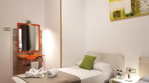 Katil atau katil-katil dalam bilik di Hostal la Palmera