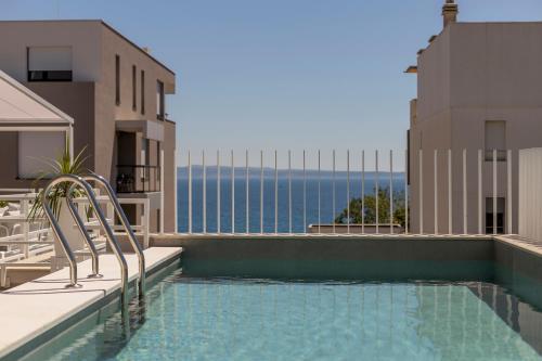 uma piscina com vista para o oceano em The Pleasurist only yours heated pool and terrace em Split