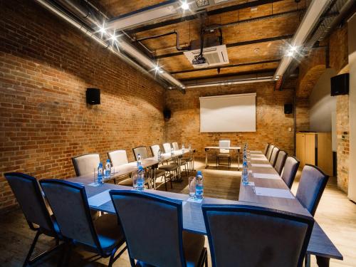 a conference room with a long table and chairs at Q Hotel Grand Cru Gdańsk in Gdańsk