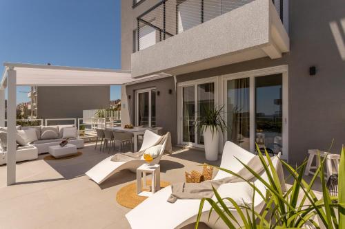 The Pleasurist- with PRIVATE heated POOL and TERRACE
