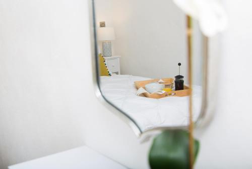 eine Spiegelreflexion eines Bettes in der Unterkunft The Nook Cottage in Carlisle