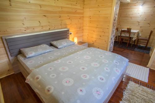 Una cama o camas en una habitación de ŠIBALIĆ APARTMANI
