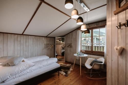 Postel nebo postele na pokoji v ubytování Wildstrubel Lodge