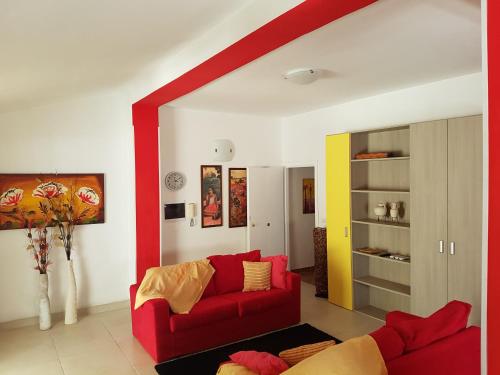 ガリポリにあるVilletta Acquamarina Baia Verdeのリビングルーム(赤いソファ付)
