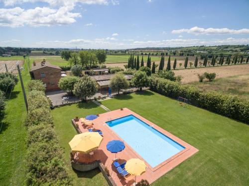 een uitzicht over een zwembad met parasols bij Casa Carlotta in Foiano della Chiana