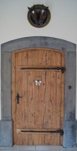 a wooden door with a horse on top of it at Hotel Leo in Steyr