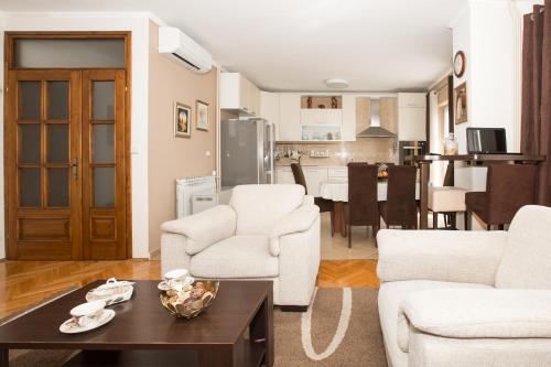 Spacious apartment near the old town