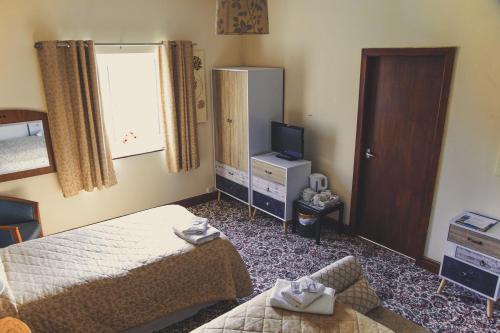 Μια τηλεόραση ή/και κέντρο ψυχαγωγίας στο Abbey Grange Hotel