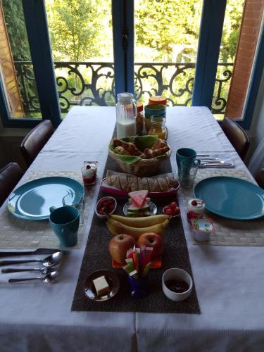 un tavolo con un piatto di cibo sopra di La Maison Du Marchand a Peyrat-le-Château