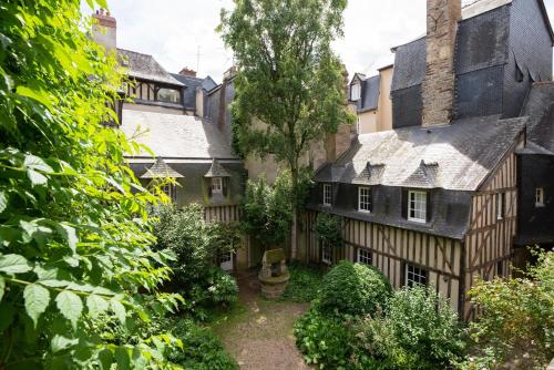 une vieille maison au milieu d'un jardin dans l'établissement La Suite de Pauline - Appt au coeur de Rennes, à Rennes