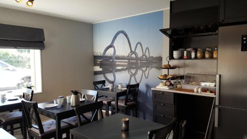 B&B Villa Orion في سولفسبورغ: غرفة طعام مع طاولات وكراسي في مطعم