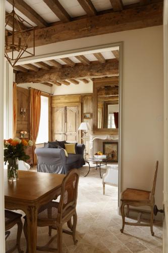 a living room with a table and a couch at Le Domaine de Ravenoville - Pierres d'Histoire in Ravenoville