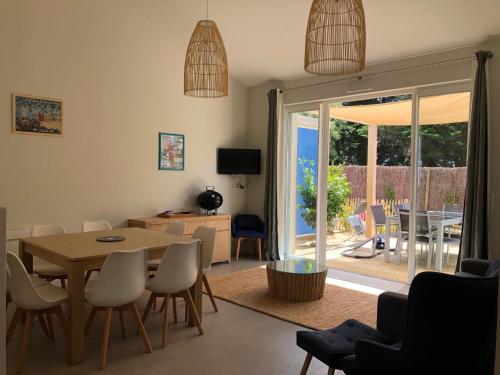 Le Grand VieilにあるLes Gîtes de la Clereのテーブルと椅子のあるダイニングルーム