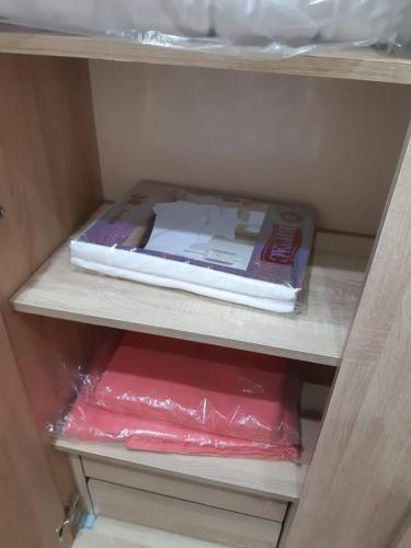 Een boek ligt op een plank in een lade. bij МАТЕ Apartment in Batoemi