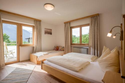 Postel nebo postele na pokoji v ubytování Ferienhaus Stoanerhof