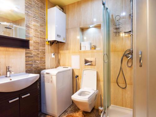 a bathroom with a toilet and a sink and a shower at VacationClub – Górna Resorts Apartament 1.33 in Szklarska Poręba