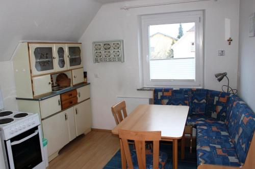 eine Küche und ein Esszimmer mit einem Tisch und einem Sofa in der Unterkunft Apartments Anna 58 in Klagenfurt am Wörthersee