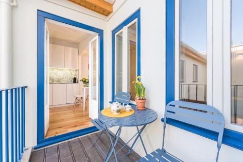 a small table on the balcony of a house at Porto Belo Sao Bento Apartment in Porto