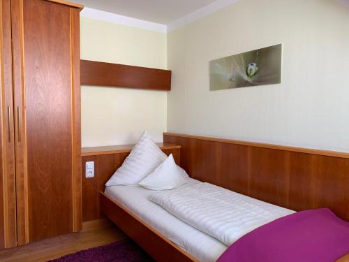
Ein Bett oder Betten in einem Zimmer der Unterkunft Hotel Restaurant Weihenstephaner Stuben
