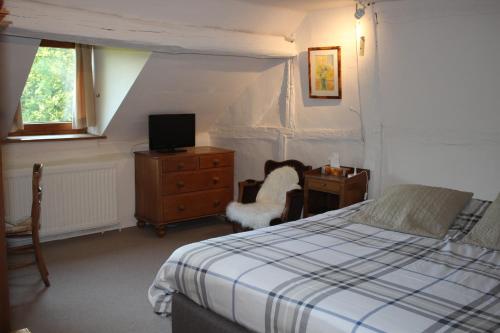 1 dormitorio con cama, escritorio y silla en Auberge du Val d'Aisne, en Fanzel