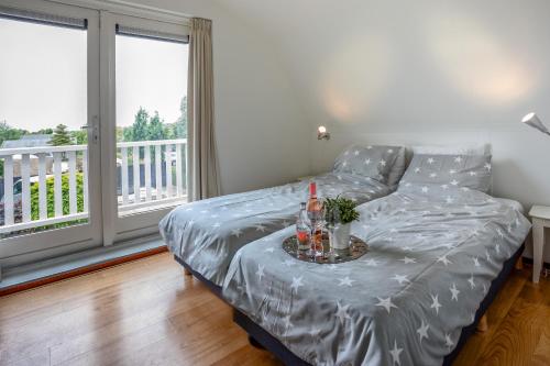 - une chambre avec un lit et un plateau de boissons dans l'établissement De Gouden Spar, à Noordwijk