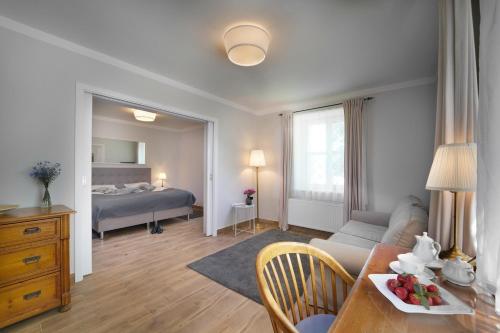 Una cama o camas en una habitación de Pałac Łomnica - Karkonosze / Riesengebirge