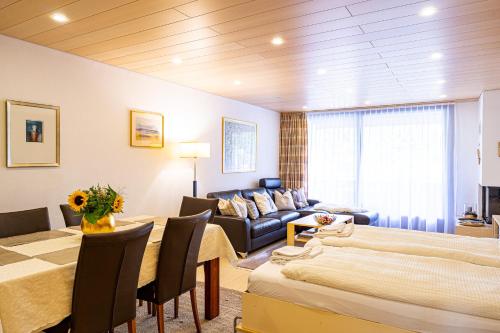 Katil atau katil-katil dalam bilik di Laax Rancho Family Apartment