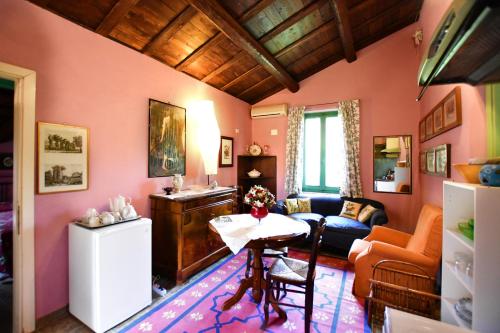 sala de estar con mesa y sofá en La casa delle rose, en Otricoli