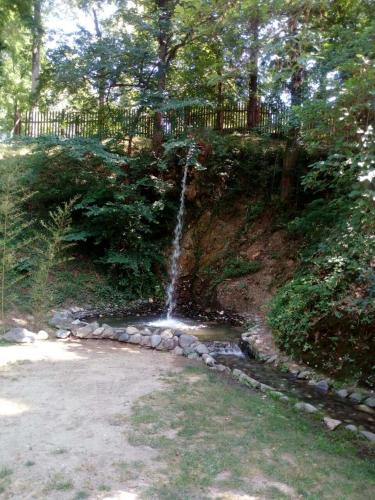 una piccola cascata sul fianco di una collina di Агни a Vrnjačka Banja