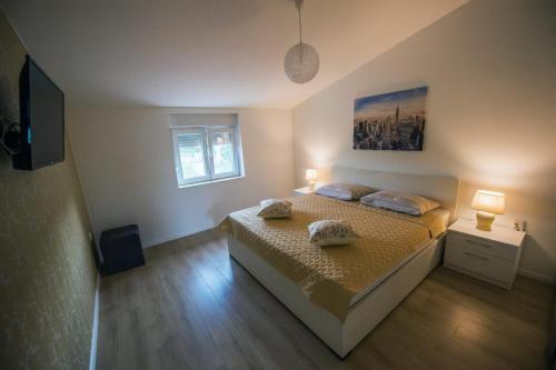 1 dormitorio con 1 cama con 2 almohadas en Villa Vida, en Zmijavci
