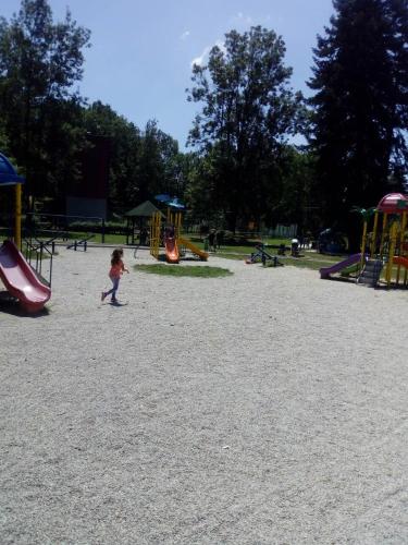Vrnjačka BanjaにあるАгниの遊び場を歩いている小さな女の子
