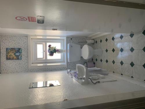 Un baño de The Mornington Hotel