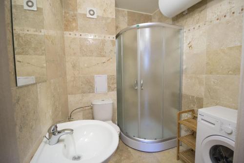 ブルガスにあるApartment Diamondのバスルーム(シャワー、トイレ、シンク付)